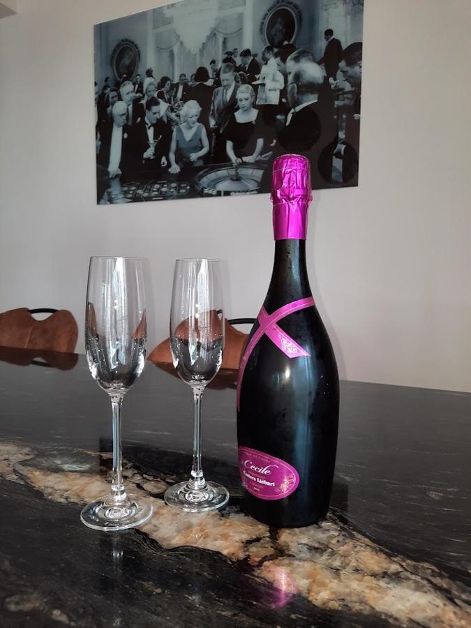 Lichtrijk En Comfortabel Hoekappartement Met Gratis Parking En Zeer Centraal Gelegen - Comme Chez Soi Ostende Exterior foto