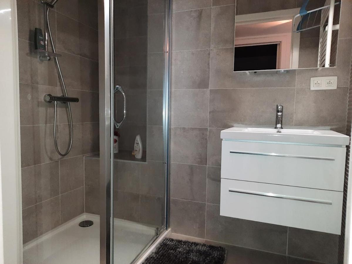 Lichtrijk En Comfortabel Hoekappartement Met Gratis Parking En Zeer Centraal Gelegen - Comme Chez Soi Ostende Exterior foto