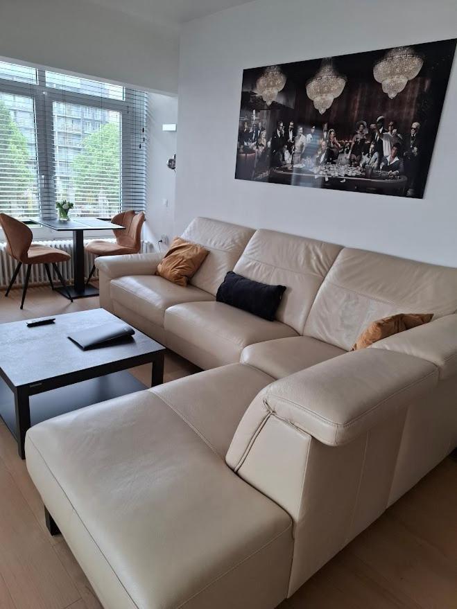 Lichtrijk En Comfortabel Hoekappartement Met Gratis Parking En Zeer Centraal Gelegen - Comme Chez Soi Ostende Exterior foto